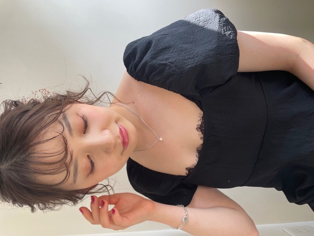 お出かけ前のヘアセットを仕上げているところ